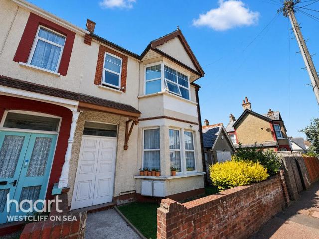 Flat for sale in Alton Barnes, Essex