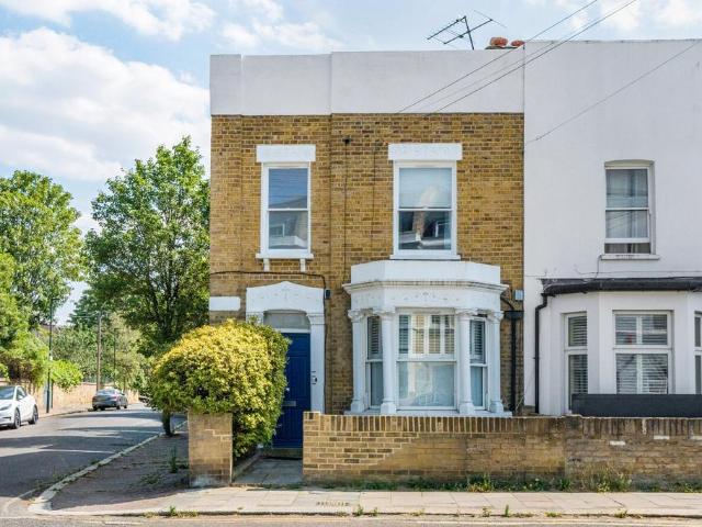 Flat for sale in Stockwell, Greater London