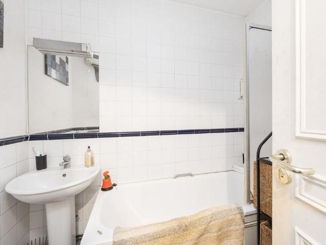 Flat for sale in Stepney, Greater London