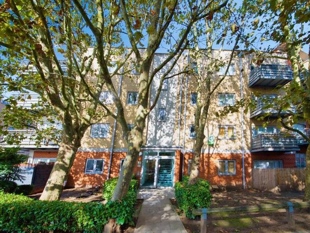 Flat for sale in Hale End, Greater London