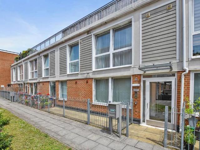 Flat for sale in London Borough of Ealing, Hanwell