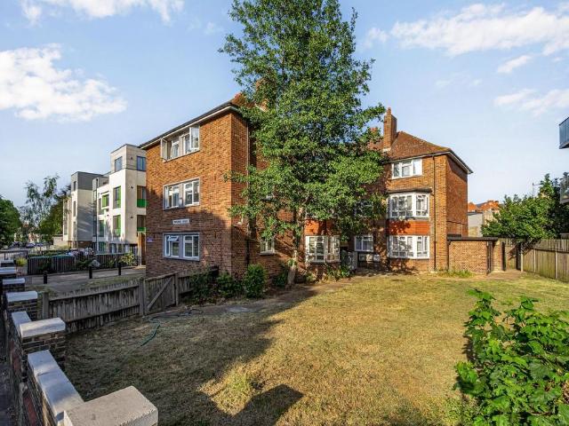 Flat for sale in London Borough of Ealing, Greater London