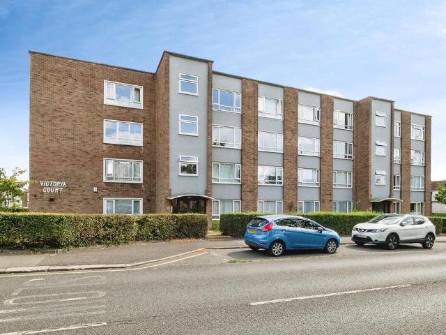 Flat for sale in Gidea Park, Greater London