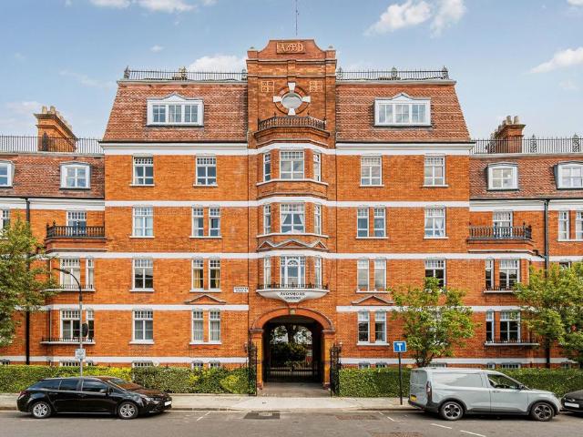 Flat for sale in West Kensington, Greater London