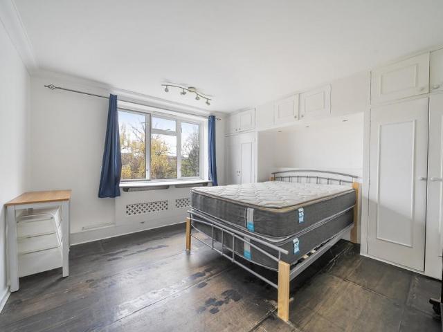 Flat for sale in Earl's Court, Greater London