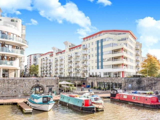 Flat for sale in Canon's Marsh, Bristol