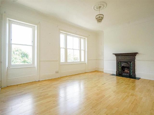 Flat for sale in Bohemia, Guestling Green