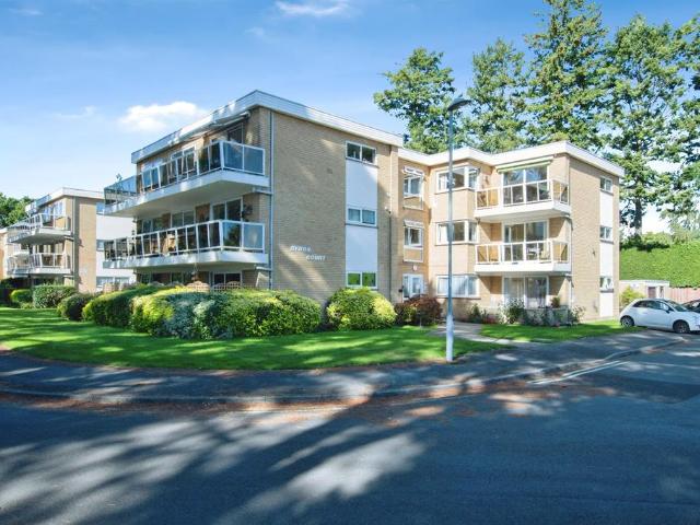 Flat for sale in Tricketts Cross, Ferndown