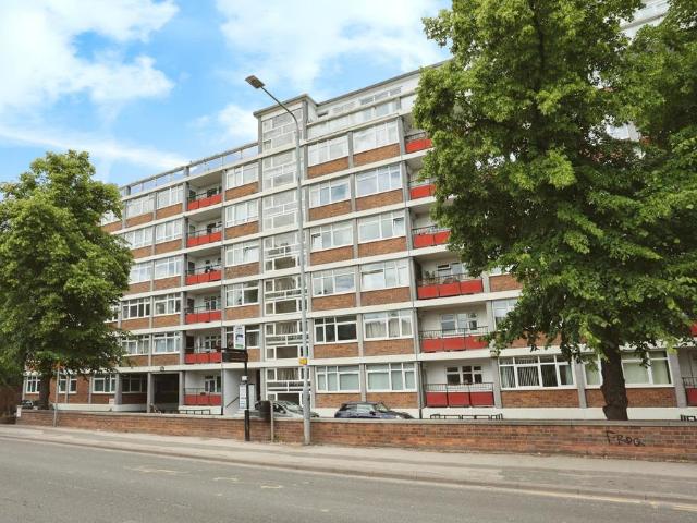 Flat for sale in Compton Acres, Barton In Fabis