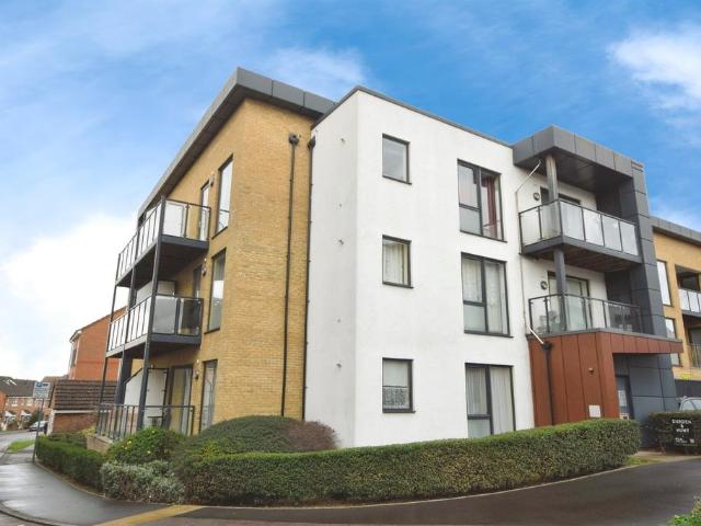 Flat for sale in Harold Wood, Greater London