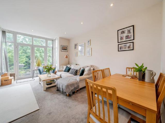 Flat for sale in Streatham, Greater London