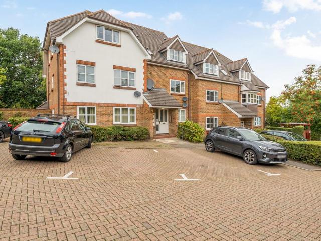 Flat for sale in Knaphill, Woking