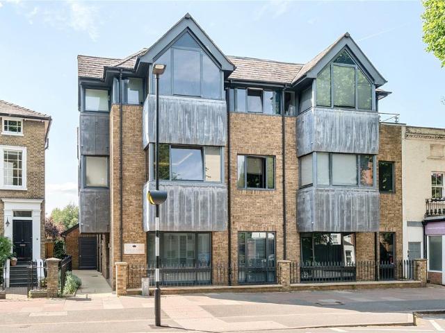 Flat for sale in Surbiton, Greater London