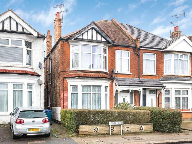 Flat for sale in Lane, Greater London