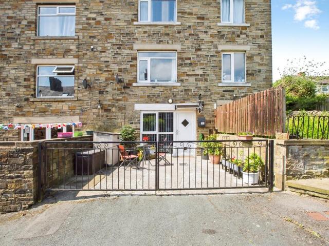 Flat for sale in Ovenden, Halifax