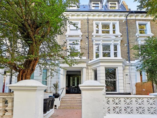 Flat for sale in Royal Borough of Kensington and Chelsea, Greater London