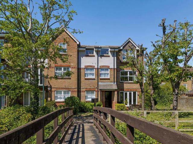 Flat for sale in Moneyhill, Batchworth