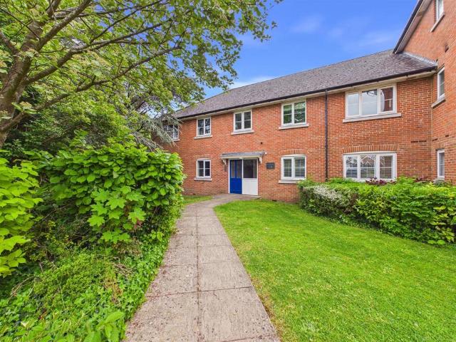 Flat for sale in Walton, Aylesbury