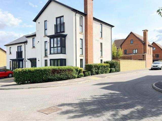 Flat for sale in Prestbury, Golden Valley