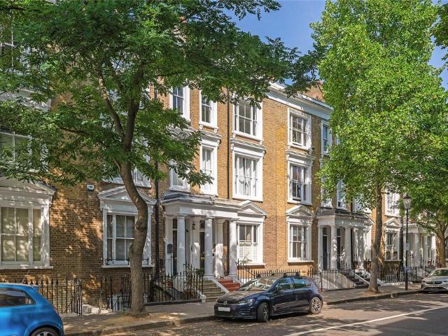 Flat for sale in Earl's Court, Greater London