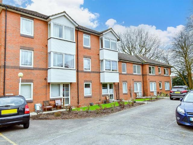 Flat for sale in Hornchurch, Greater London