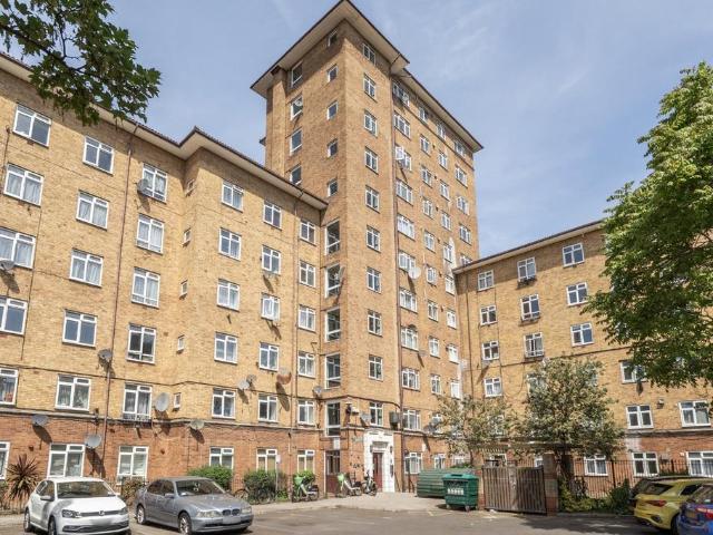Flat for sale in Stockwell, Greater London