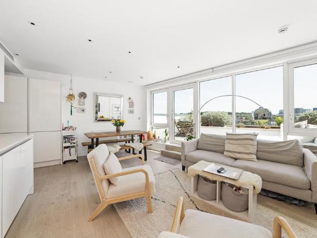 Flat for sale in Greenwich Town Centre, Greater London
