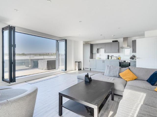 Flat for sale in Worthing, West Sussex