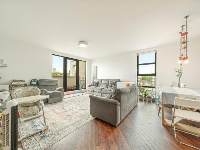 Flat for sale in Maryland, Greater London