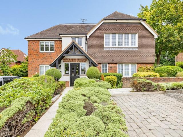 Flat for sale in Bushey, Bushey Heath