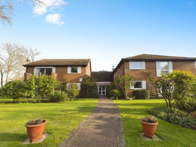 Flat for sale in Fole, Surrey