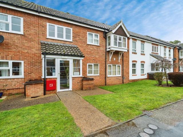 Flat for sale in Hoveton, Comers