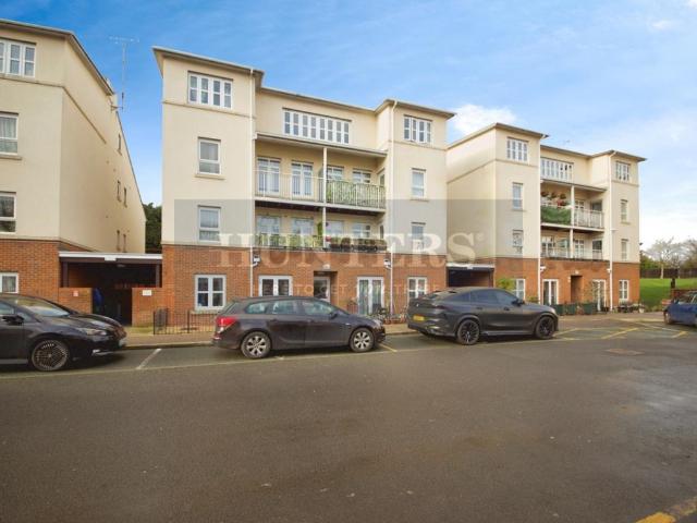 Flat for sale in Brunswick Park, Greater London