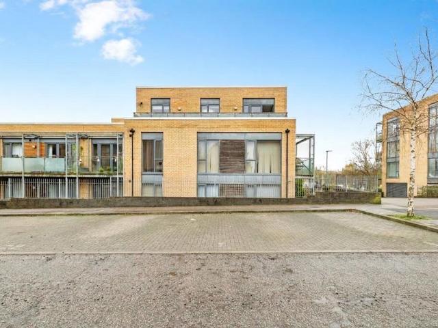 Flat for sale in Bushey