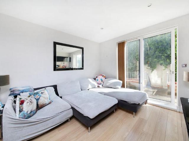 Flat for sale in Wandsworth, Greater London