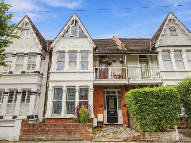 Flat for sale in Alton Barnes, Essex