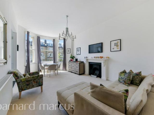 Flat for sale in Clapham, Greater London