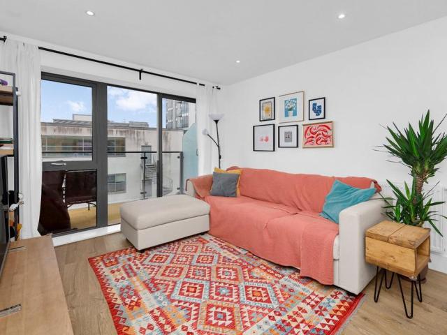 Flat for sale in Wandsworth, Greater London