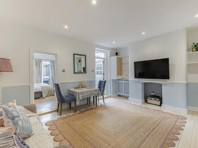 Flat for sale in West Kensington, Greater London