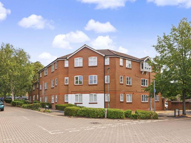 Flat for sale in Pouchen End, Hertfordshire
