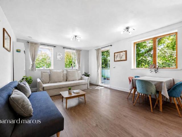 Flat for sale in London Borough of Croydon, Purley