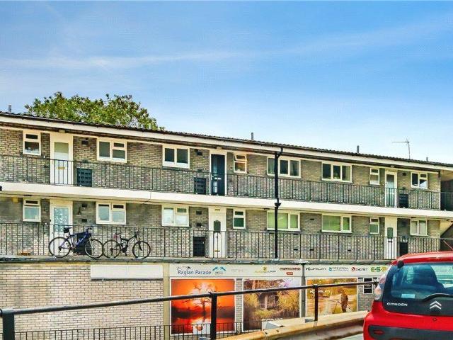Flat for sale in Caterham on the Hill, Hillview
