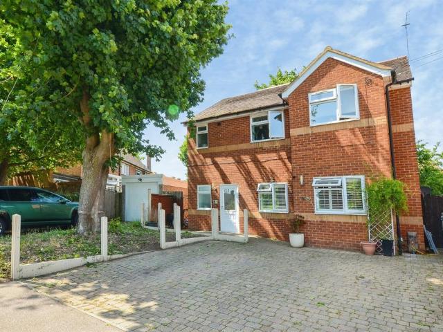 Flat for sale in Woodside, North Watford