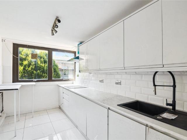 Flat for sale in Maida Hill, Greater London