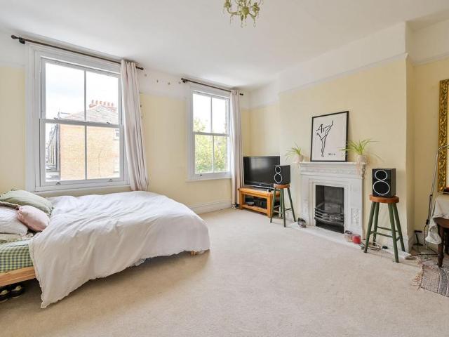 Flat for sale in Nunhead, Greater London