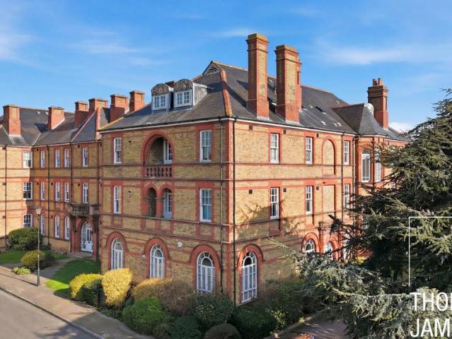 Flat for sale in Southgate, Greater London