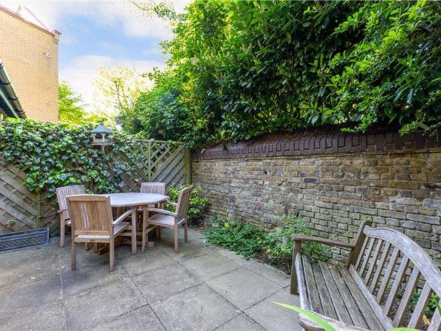 Flat for sale in St. George in the East, Wapping