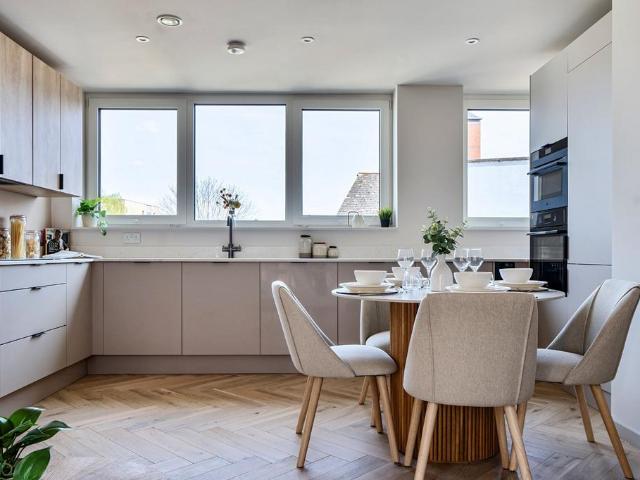 Flat for sale in South Wimbledon, Greater London