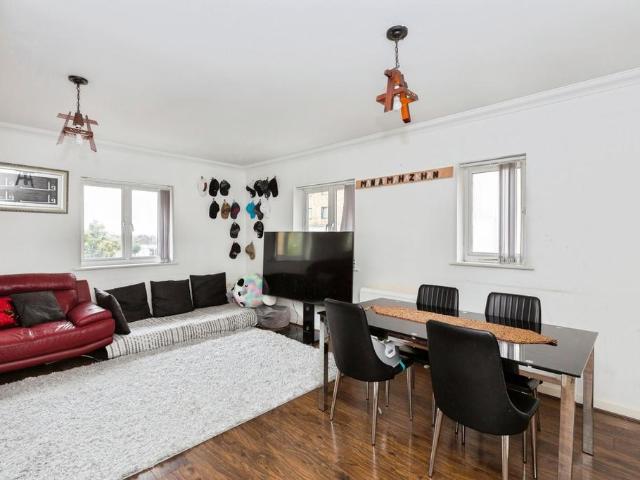 Flat for sale in Newbury Park, Greater London