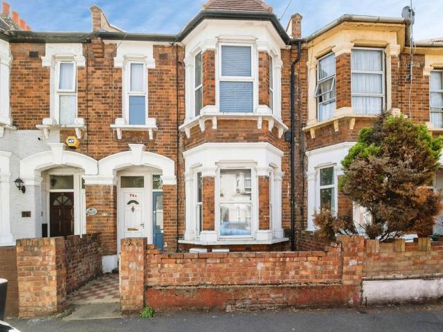 Flat for sale in Plashet, Greater London